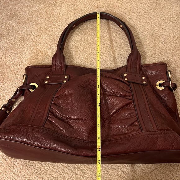 B. MAKOWSKY BURGANDY SHOULDER BAG WITH MAGNETIC CLOSURE. - Picture 10 of 11